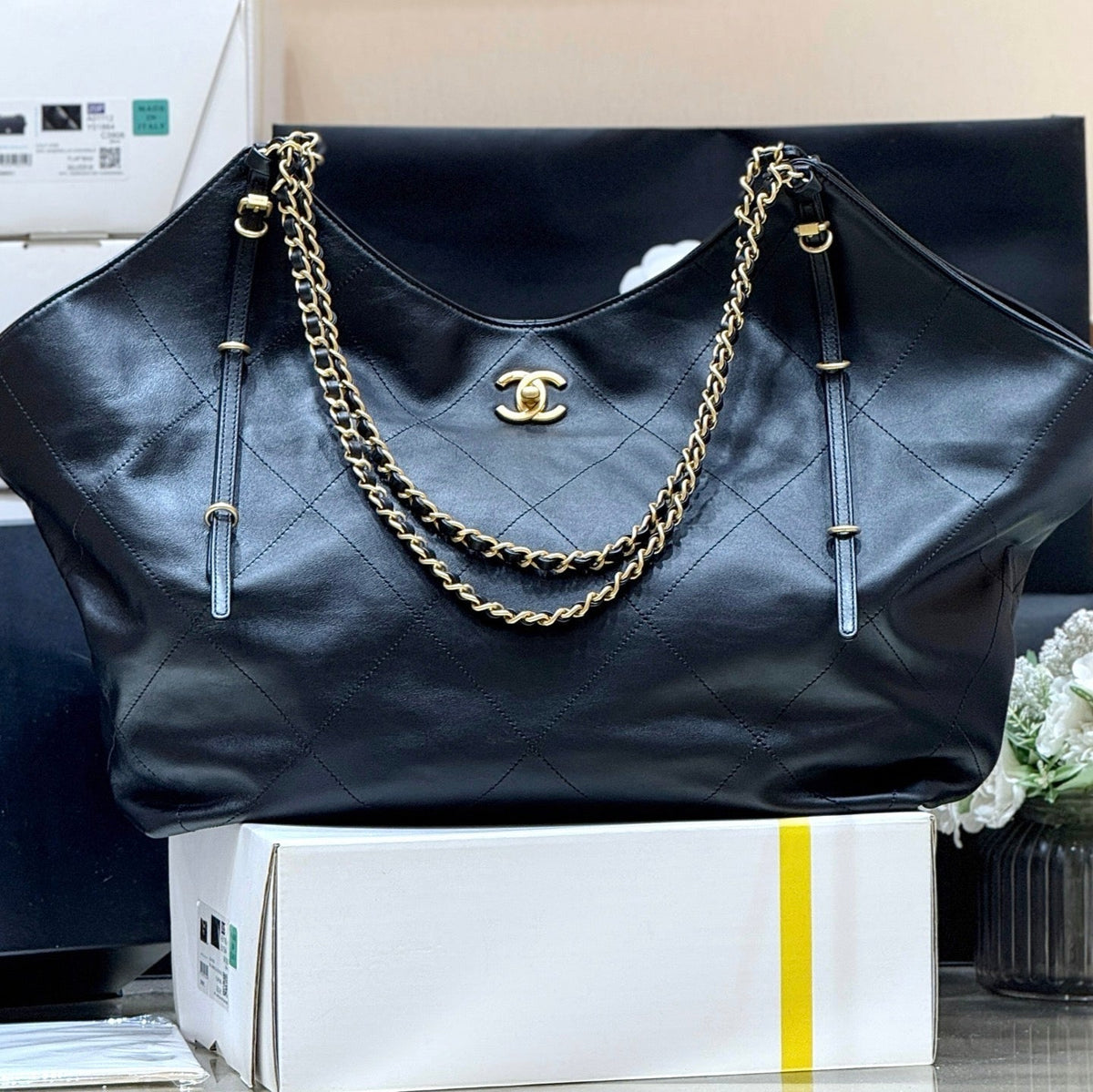 LARGE MAXI SHOPPING BAG 59 IN BLACK CALFSKIN GOLD-TONE METAL