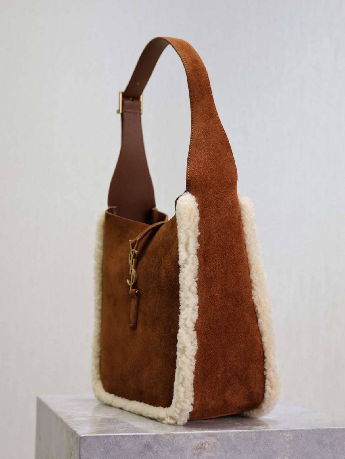 LE 5 À 7 SMALL SUPPLE 23 IN AMBER ORANGE SUEDE AND WHITE LAMB FUR TRIM